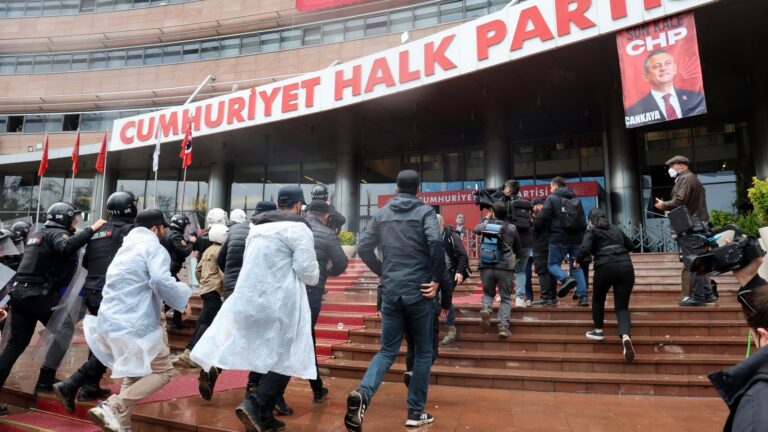 Turkish Police Raid Main Opposition Party HQ to Eject Leadership