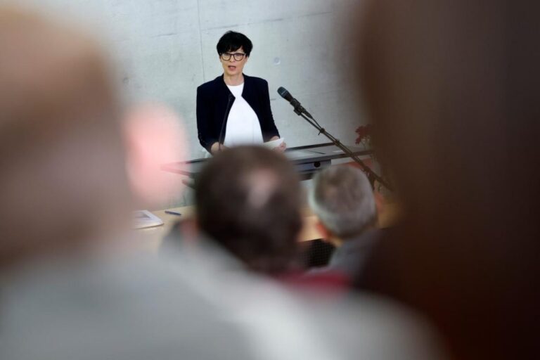 Commission to withold Growth Plan funding for Serbia until it reverses controversial judicial laws